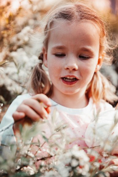 Verträumtes Mädchen zwischen Blumen
